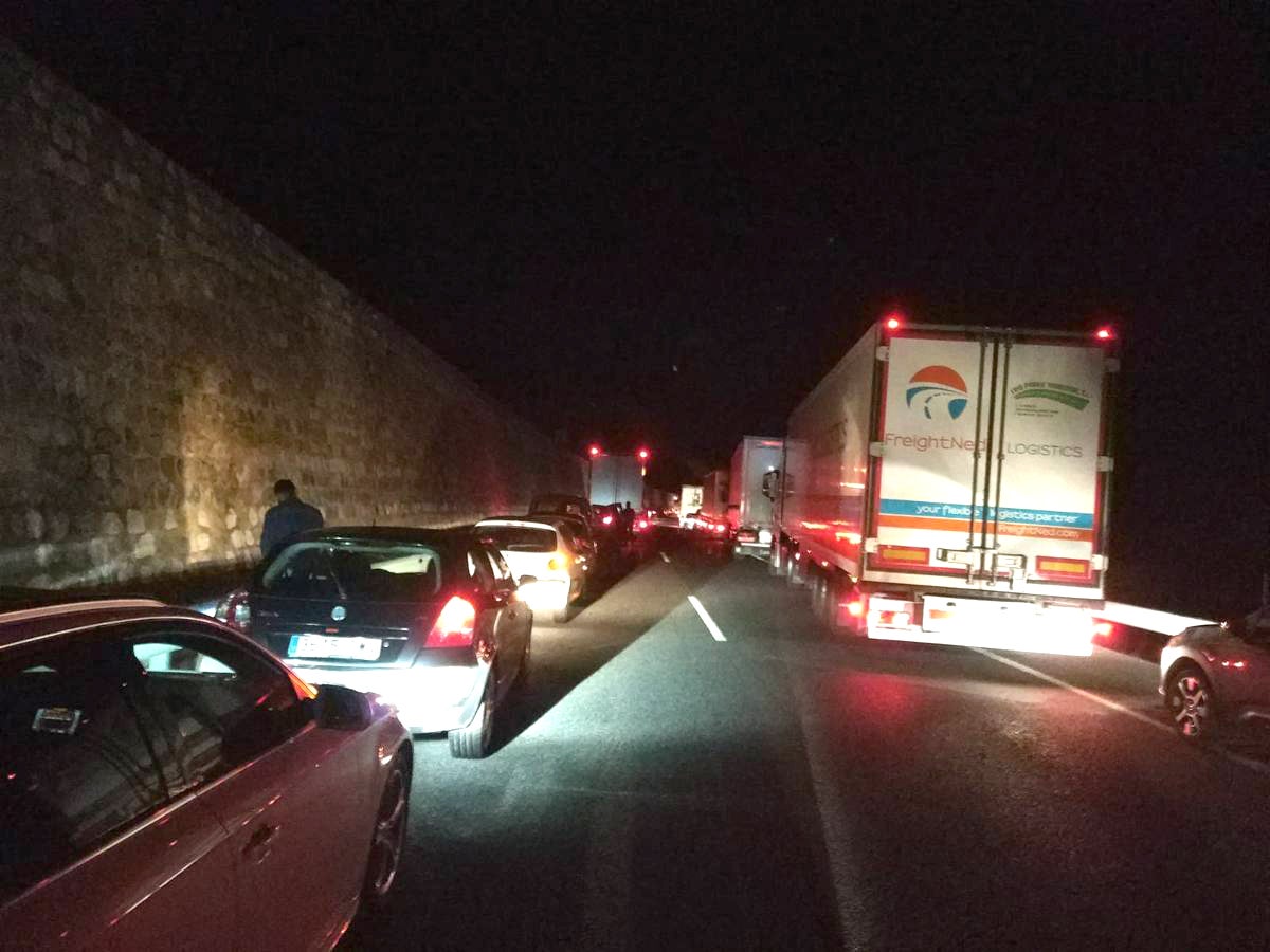 Fotos: Un fallecido en un grave accidente en la A-92 entre un turismo y una ambulancia