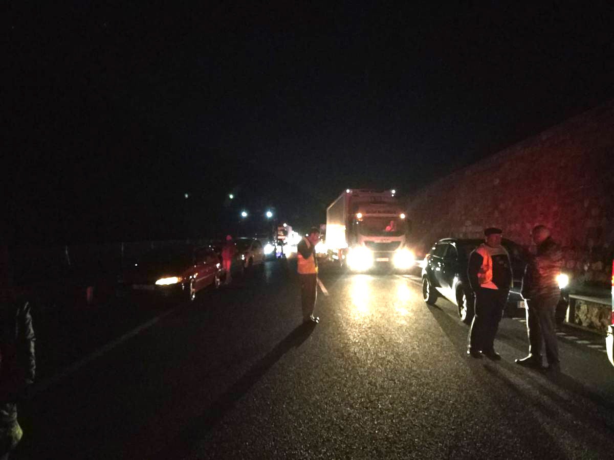 Fotos: Un fallecido en un grave accidente en la A-92 entre un turismo y una ambulancia