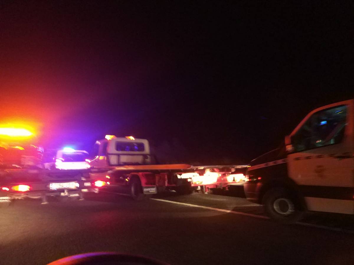 Fotos: Un fallecido en un grave accidente en la A-92 entre un turismo y una ambulancia