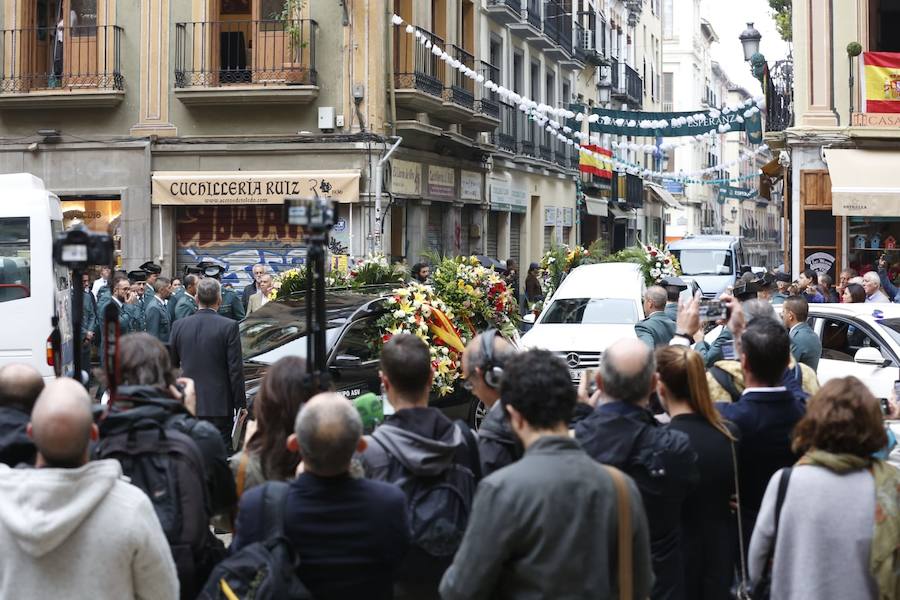 El funeral del guardia civil de 47 años que falleció en la madrugada de este pasado lunes al recibir un disparo en Huétor Vega en acto de servicio se celebra en la Catedral de la capital, con la asistencia de el ministro del Interior, Fernando Grande-Marlaska, entre otras personalidades