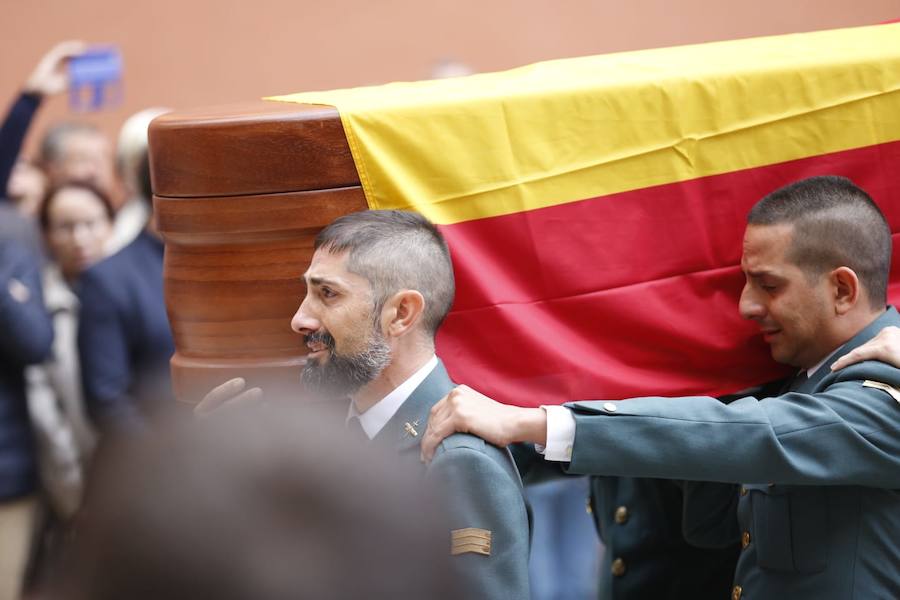 El funeral del guardia civil de 47 años que falleció en la madrugada de este pasado lunes al recibir un disparo en Huétor Vega en acto de servicio se celebra en la Catedral de la capital, con la asistencia de el ministro del Interior, Fernando Grande-Marlaska, entre otras personalidades