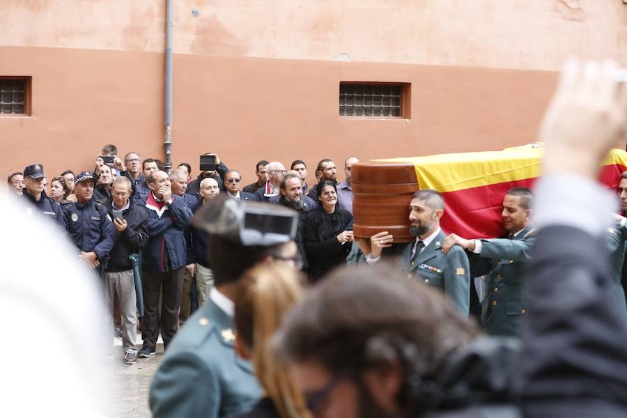 El funeral del guardia civil de 47 años que falleció en la madrugada de este pasado lunes al recibir un disparo en Huétor Vega en acto de servicio se celebra en la Catedral de la capital, con la asistencia de el ministro del Interior, Fernando Grande-Marlaska, entre otras personalidades