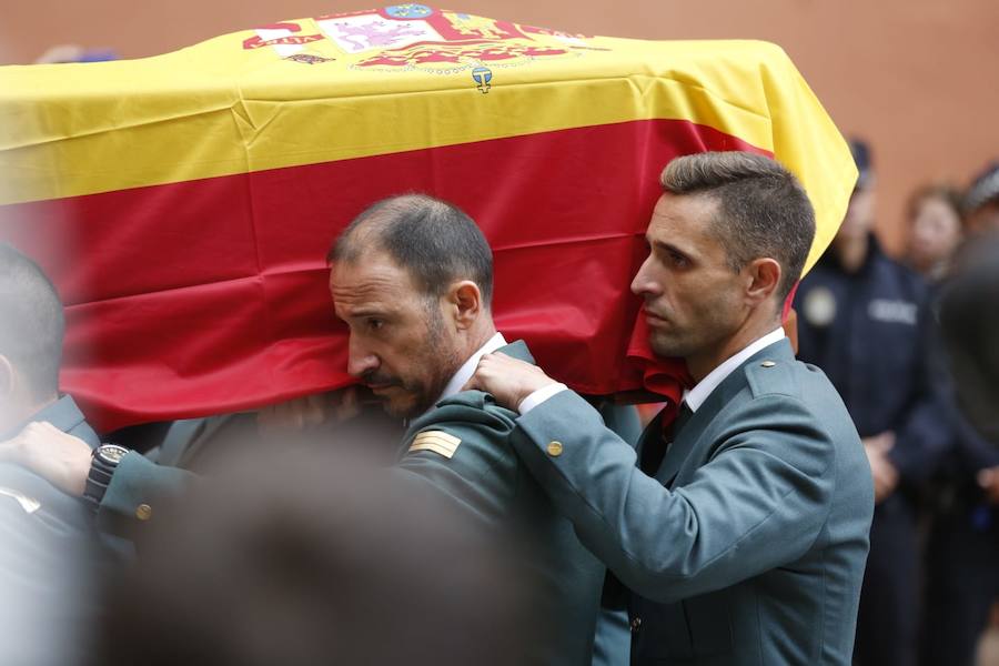 El funeral del guardia civil de 47 años que falleció en la madrugada de este pasado lunes al recibir un disparo en Huétor Vega en acto de servicio se celebra en la Catedral de la capital, con la asistencia de el ministro del Interior, Fernando Grande-Marlaska, entre otras personalidades