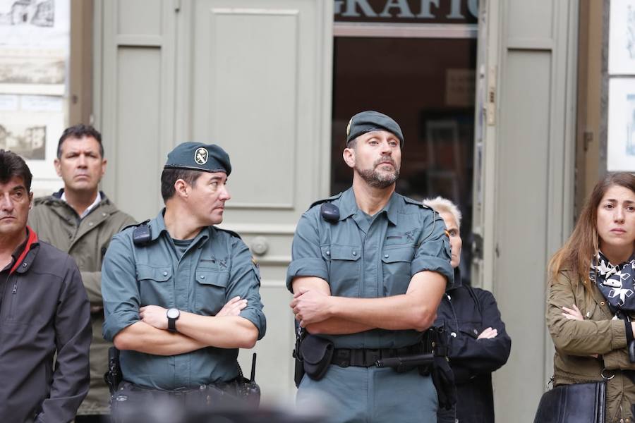 El funeral del guardia civil de 47 años que falleció en la madrugada de este pasado lunes al recibir un disparo en Huétor Vega en acto de servicio se celebra en la Catedral de la capital, con la asistencia de el ministro del Interior, Fernando Grande-Marlaska, entre otras personalidades