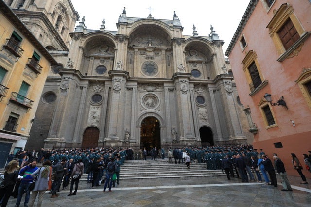 El funeral del guardia civil de 47 años que falleció en la madrugada de este pasado lunes al recibir un disparo en Huétor Vega en acto de servicio se celebra en la Catedral de la capital, con la asistencia de el ministro del Interior, Fernando Grande-Marlaska, entre otras personalidades