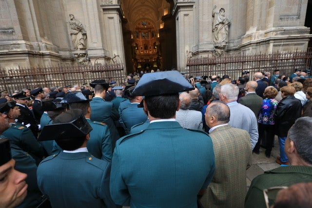 El funeral del guardia civil de 47 años que falleció en la madrugada de este pasado lunes al recibir un disparo en Huétor Vega en acto de servicio se celebra en la Catedral de la capital, con la asistencia de el ministro del Interior, Fernando Grande-Marlaska, entre otras personalidades