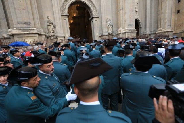 El funeral del guardia civil de 47 años que falleció en la madrugada de este pasado lunes al recibir un disparo en Huétor Vega en acto de servicio se celebra en la Catedral de la capital, con la asistencia de el ministro del Interior, Fernando Grande-Marlaska, entre otras personalidades