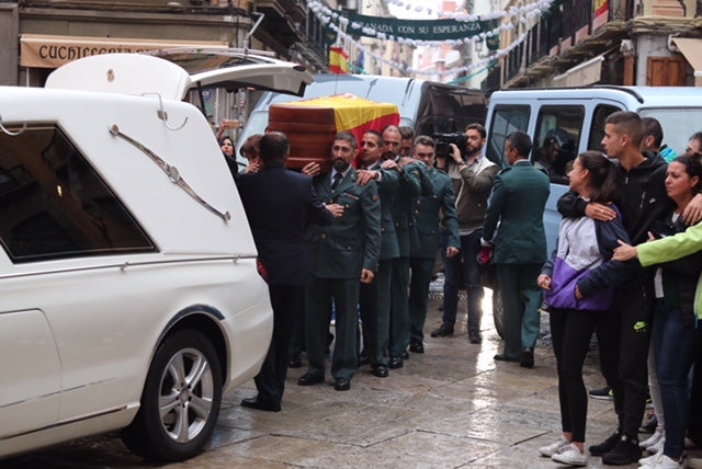 El funeral del guardia civil de 47 años que falleció en la madrugada de este pasado lunes al recibir un disparo en Huétor Vega en acto de servicio se celebra en la Catedral de la capital, con la asistencia de el ministro del Interior, Fernando Grande-Marlaska, entre otras personalidades