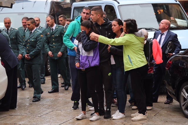 El funeral del guardia civil de 47 años que falleció en la madrugada de este pasado lunes al recibir un disparo en Huétor Vega en acto de servicio se celebra en la Catedral de la capital, con la asistencia de el ministro del Interior, Fernando Grande-Marlaska, entre otras personalidades