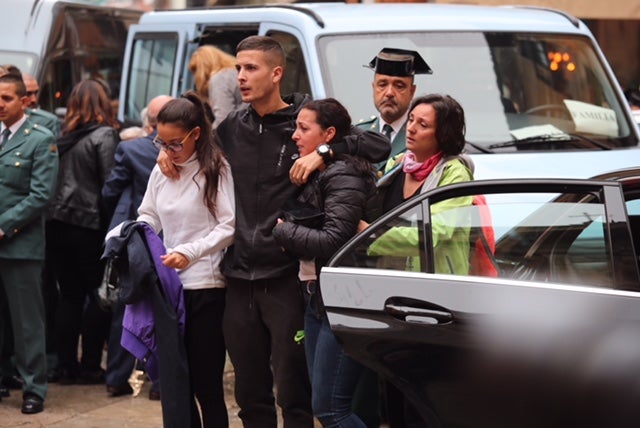 El funeral del guardia civil de 47 años que falleció en la madrugada de este pasado lunes al recibir un disparo en Huétor Vega en acto de servicio se celebra en la Catedral de la capital, con la asistencia de el ministro del Interior, Fernando Grande-Marlaska, entre otras personalidades