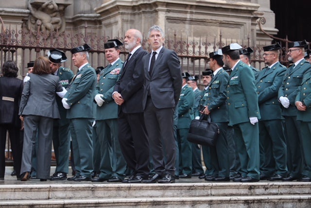 El funeral del guardia civil de 47 años que falleció en la madrugada de este pasado lunes al recibir un disparo en Huétor Vega en acto de servicio se celebra en la Catedral de la capital, con la asistencia de el ministro del Interior, Fernando Grande-Marlaska, entre otras personalidades