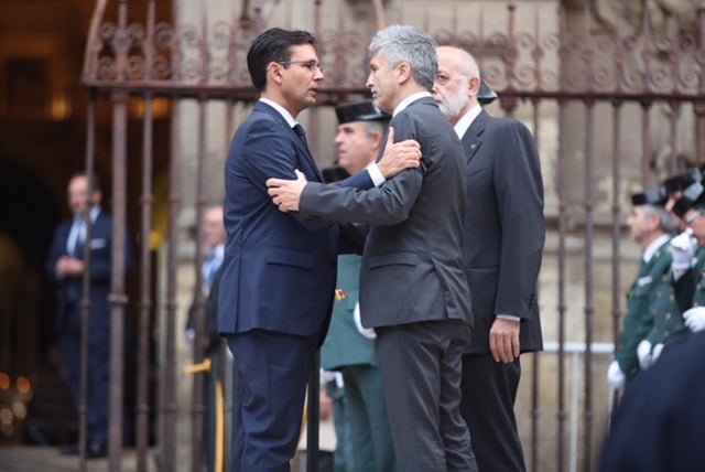 El funeral del guardia civil de 47 años que falleció en la madrugada de este pasado lunes al recibir un disparo en Huétor Vega en acto de servicio se celebra en la Catedral de la capital, con la asistencia de el ministro del Interior, Fernando Grande-Marlaska, entre otras personalidades