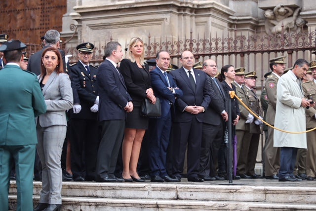 El funeral del guardia civil de 47 años que falleció en la madrugada de este pasado lunes al recibir un disparo en Huétor Vega en acto de servicio se celebra en la Catedral de la capital, con la asistencia de el ministro del Interior, Fernando Grande-Marlaska, entre otras personalidades