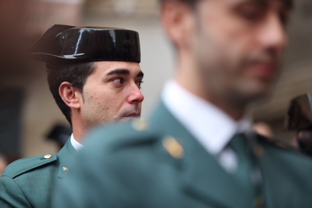 El funeral del guardia civil de 47 años que falleció en la madrugada de este pasado lunes al recibir un disparo en Huétor Vega en acto de servicio se celebra en la Catedral de la capital, con la asistencia de el ministro del Interior, Fernando Grande-Marlaska, entre otras personalidades