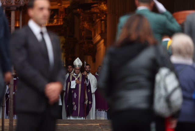 El funeral del guardia civil de 47 años que falleció en la madrugada de este pasado lunes al recibir un disparo en Huétor Vega en acto de servicio se celebra en la Catedral de la capital, con la asistencia de el ministro del Interior, Fernando Grande-Marlaska, entre otras personalidades