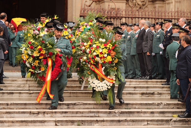 El funeral del guardia civil de 47 años que falleció en la madrugada de este pasado lunes al recibir un disparo en Huétor Vega en acto de servicio se celebra en la Catedral de la capital, con la asistencia de el ministro del Interior, Fernando Grande-Marlaska, entre otras personalidades