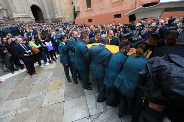 El funeral del guardia civil de 47 años que falleció en la madrugada de este pasado lunes al recibir un disparo en Huétor Vega en acto de servicio se celebra en la Catedral de la capital, con la asistencia de el ministro del Interior, Fernando Grande-Marlaska, entre otras personalidades