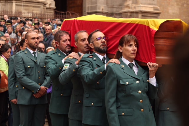 El funeral del guardia civil de 47 años que falleció en la madrugada de este pasado lunes al recibir un disparo en Huétor Vega en acto de servicio se celebra en la Catedral de la capital, con la asistencia de el ministro del Interior, Fernando Grande-Marlaska, entre otras personalidades