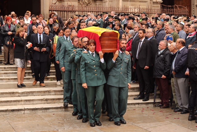 El funeral del guardia civil de 47 años que falleció en la madrugada de este pasado lunes al recibir un disparo en Huétor Vega en acto de servicio se celebra en la Catedral de la capital, con la asistencia de el ministro del Interior, Fernando Grande-Marlaska, entre otras personalidades
