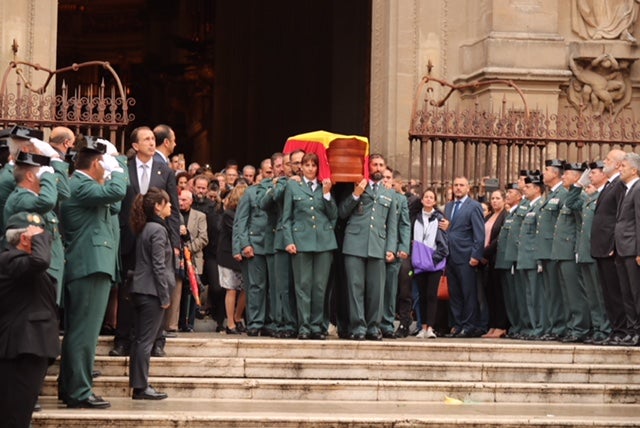 El funeral del guardia civil de 47 años que falleció en la madrugada de este pasado lunes al recibir un disparo en Huétor Vega en acto de servicio se celebra en la Catedral de la capital, con la asistencia de el ministro del Interior, Fernando Grande-Marlaska, entre otras personalidades