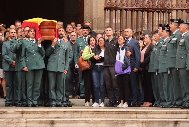 El funeral del guardia civil de 47 años que falleció en la madrugada de este pasado lunes al recibir un disparo en Huétor Vega en acto de servicio se celebra en la Catedral de la capital, con la asistencia de el ministro del Interior, Fernando Grande-Marlaska, entre otras personalidades