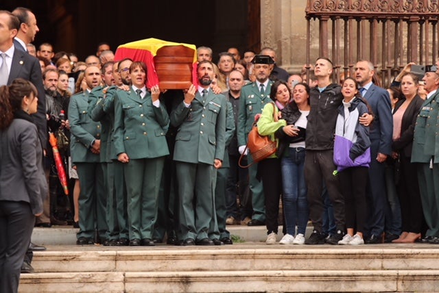 El funeral del guardia civil de 47 años que falleció en la madrugada de este pasado lunes al recibir un disparo en Huétor Vega en acto de servicio se celebra en la Catedral de la capital, con la asistencia de el ministro del Interior, Fernando Grande-Marlaska, entre otras personalidades