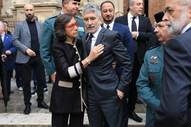 El funeral del guardia civil de 47 años que falleció en la madrugada de este pasado lunes al recibir un disparo en Huétor Vega en acto de servicio se celebra en la Catedral de la capital, con la asistencia de el ministro del Interior, Fernando Grande-Marlaska, entre otras personalidades
