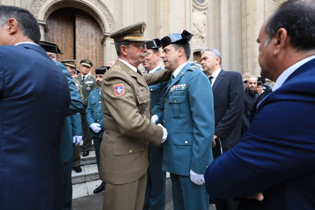 El funeral del guardia civil de 47 años que falleció en la madrugada de este pasado lunes al recibir un disparo en Huétor Vega en acto de servicio se celebra en la Catedral de la capital, con la asistencia de el ministro del Interior, Fernando Grande-Marlaska, entre otras personalidades