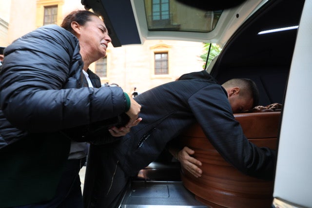 El funeral del guardia civil de 47 años que falleció en la madrugada de este pasado lunes al recibir un disparo en Huétor Vega en acto de servicio se celebra en la Catedral de la capital, con la asistencia de el ministro del Interior, Fernando Grande-Marlaska, entre otras personalidades