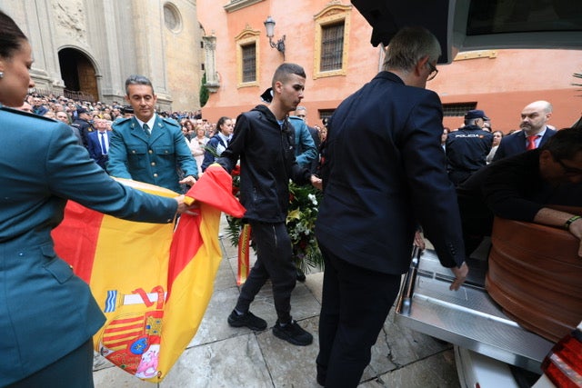 El funeral del guardia civil de 47 años que falleció en la madrugada de este pasado lunes al recibir un disparo en Huétor Vega en acto de servicio se celebra en la Catedral de la capital, con la asistencia de el ministro del Interior, Fernando Grande-Marlaska, entre otras personalidades