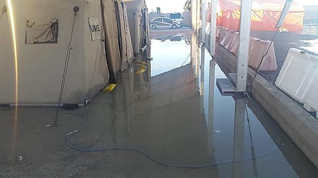 Las calles entre las tiendas también estaban repletas de agua. 