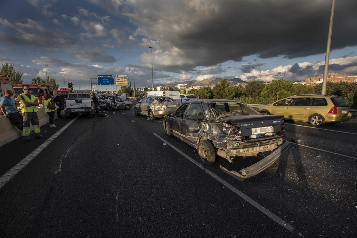 La colisión ha provocado que uno de los coches salte la mediana. Hasta el lugar de los hechos se han trasladado bomberos, servicios sanitarios y efectivos de la Guardia Civil.