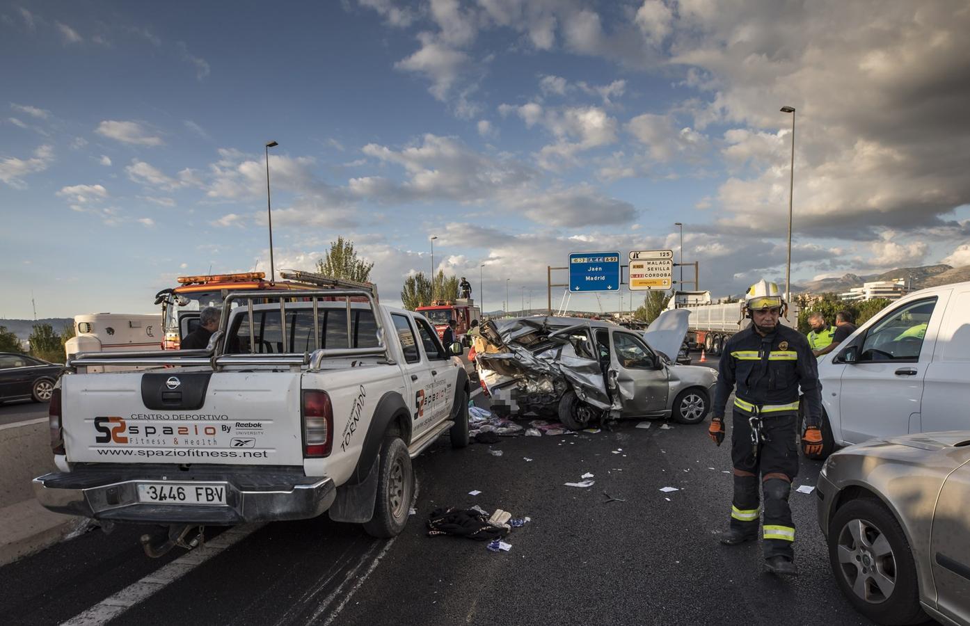 La colisión ha provocado que uno de los coches salte la mediana. Hasta el lugar de los hechos se han trasladado bomberos, servicios sanitarios y efectivos de la Guardia Civil.