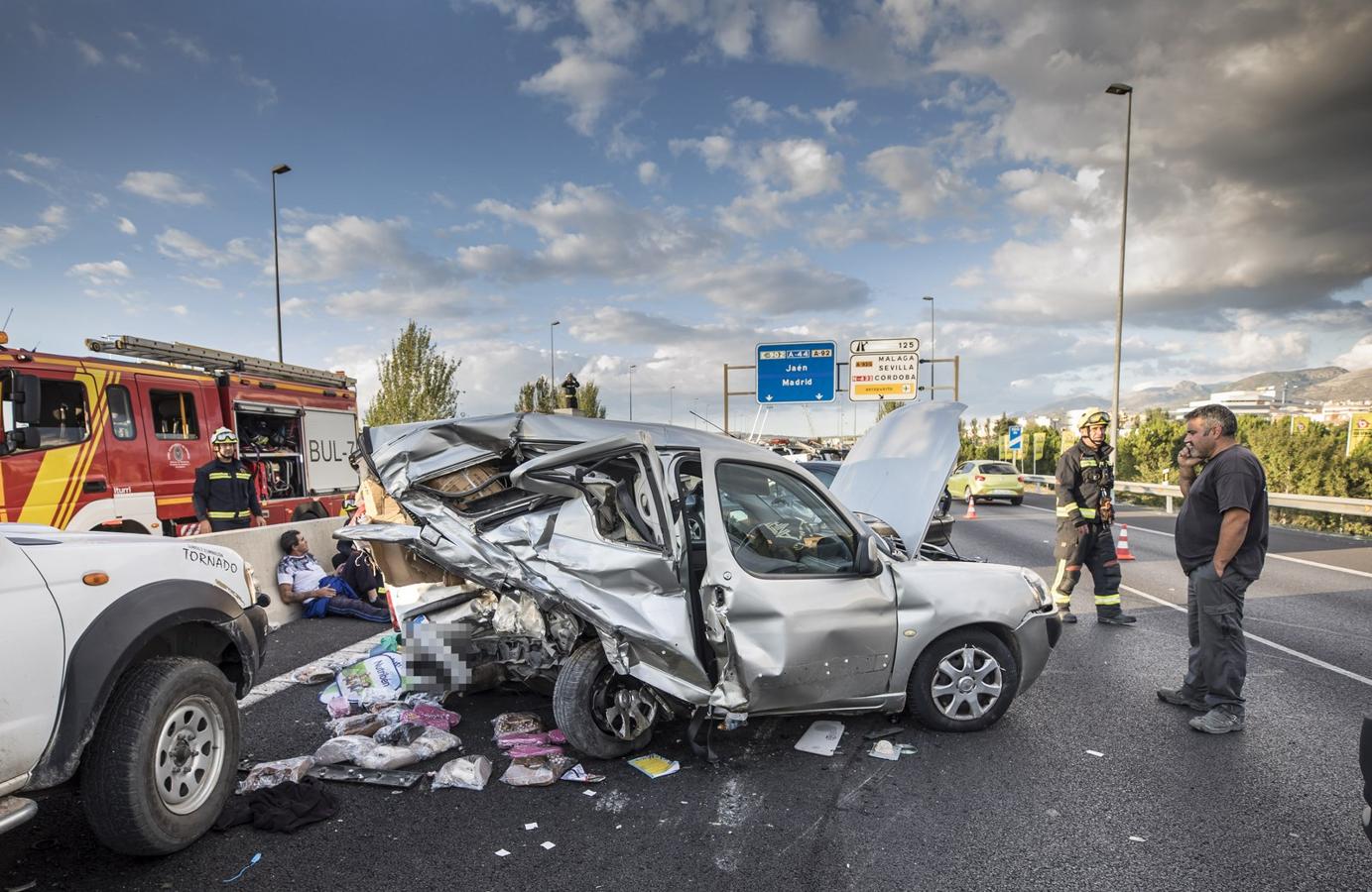 La colisión ha provocado que uno de los coches salte la mediana. Hasta el lugar de los hechos se han trasladado bomberos, servicios sanitarios y efectivos de la Guardia Civil.