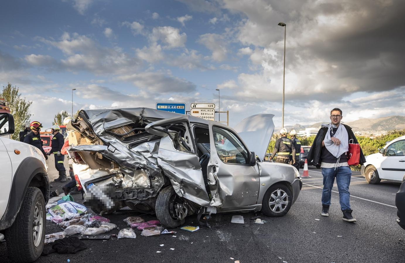 La colisión ha provocado que uno de los coches salte la mediana. Hasta el lugar de los hechos se han trasladado bomberos, servicios sanitarios y efectivos de la Guardia Civil.