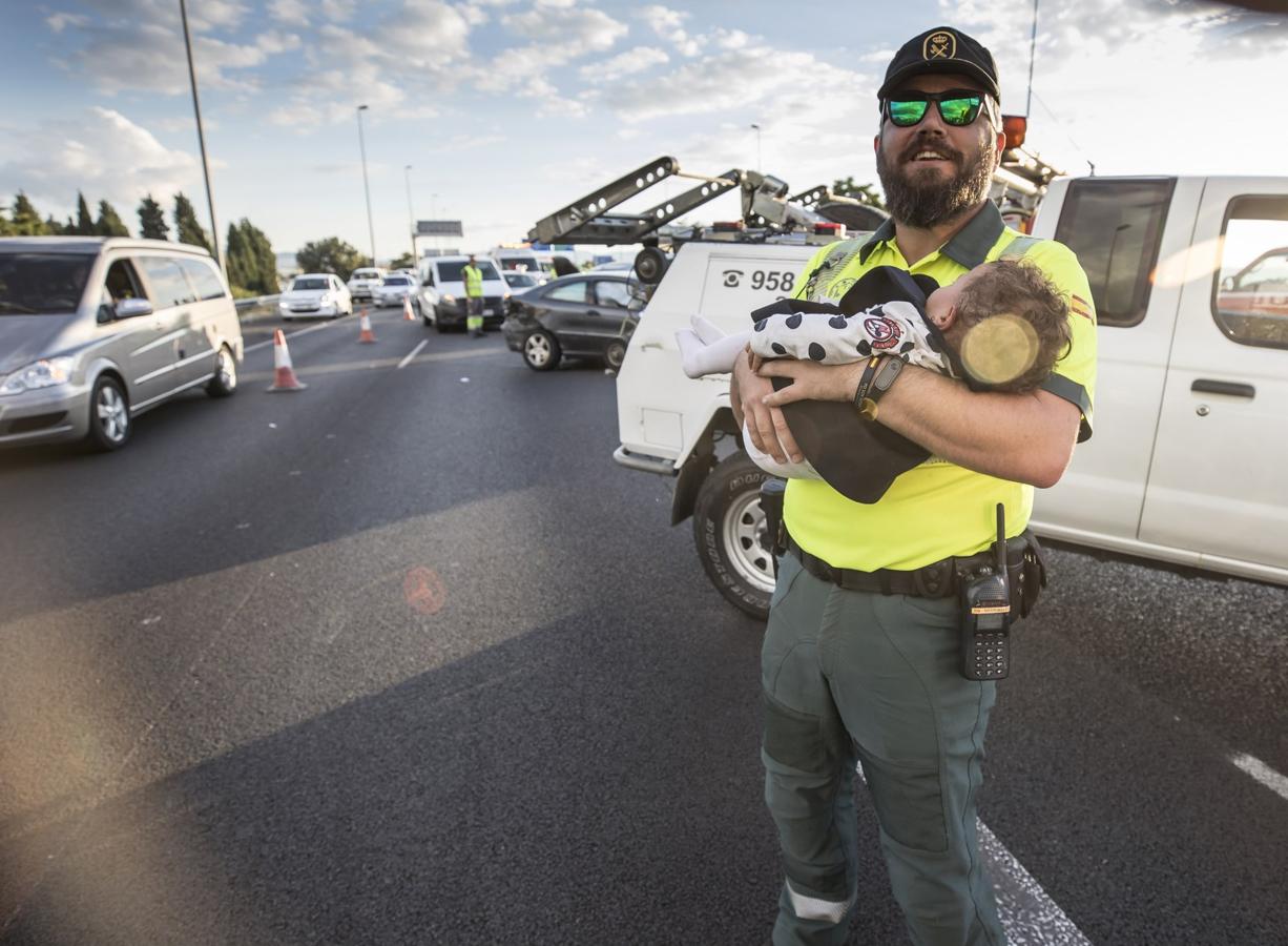 La colisión ha provocado que uno de los coches salte la mediana. Hasta el lugar de los hechos se han trasladado bomberos, servicios sanitarios y efectivos de la Guardia Civil.