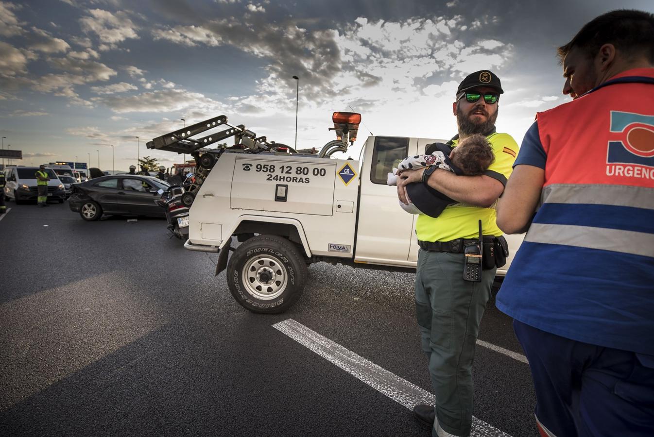 La colisión ha provocado que uno de los coches salte la mediana. Hasta el lugar de los hechos se han trasladado bomberos, servicios sanitarios y efectivos de la Guardia Civil.