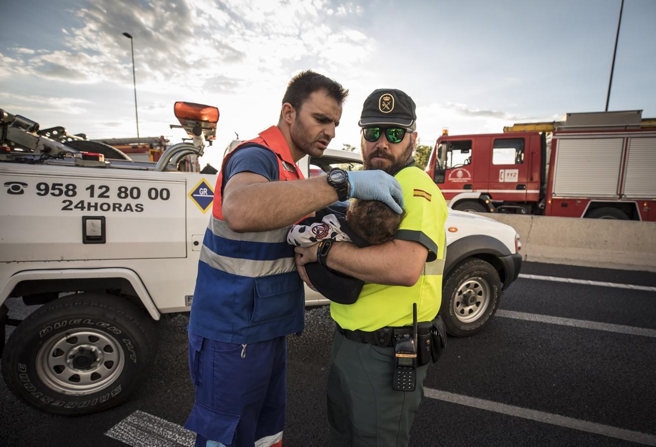 La colisión ha provocado que uno de los coches salte la mediana. Hasta el lugar de los hechos se han trasladado bomberos, servicios sanitarios y efectivos de la Guardia Civil.