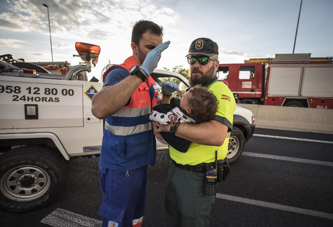 La colisión ha provocado que uno de los coches salte la mediana. Hasta el lugar de los hechos se han trasladado bomberos, servicios sanitarios y efectivos de la Guardia Civil.