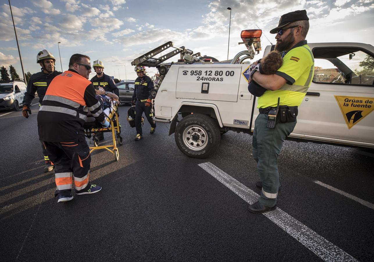 La colisión ha provocado que uno de los coches salte la mediana. Hasta el lugar de los hechos se han trasladado bomberos, servicios sanitarios y efectivos de la Guardia Civil.