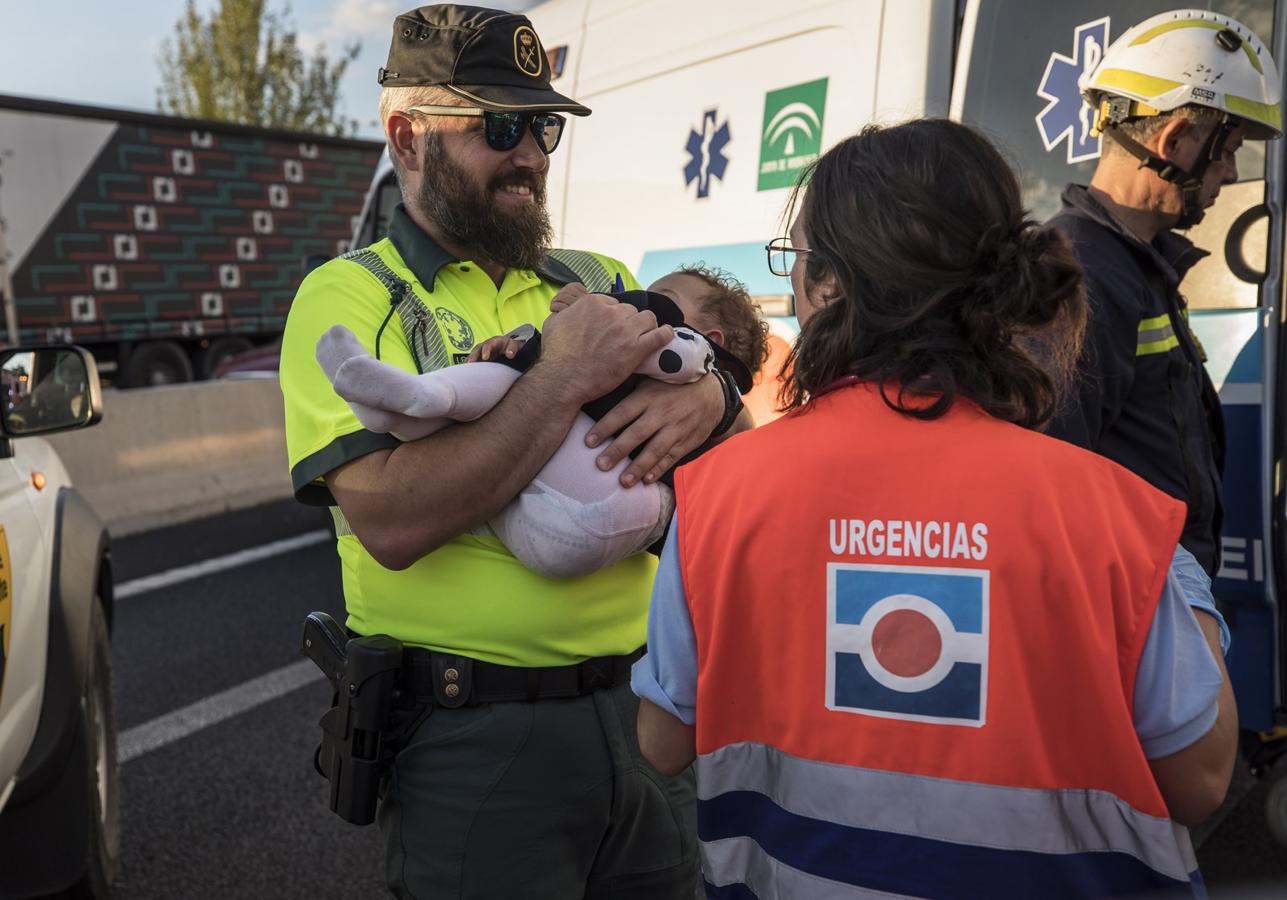 La colisión ha provocado que uno de los coches salte la mediana. Hasta el lugar de los hechos se han trasladado bomberos, servicios sanitarios y efectivos de la Guardia Civil.