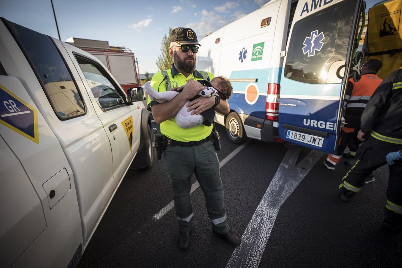 La colisión ha provocado que uno de los coches salte la mediana. Hasta el lugar de los hechos se han trasladado bomberos, servicios sanitarios y efectivos de la Guardia Civil.