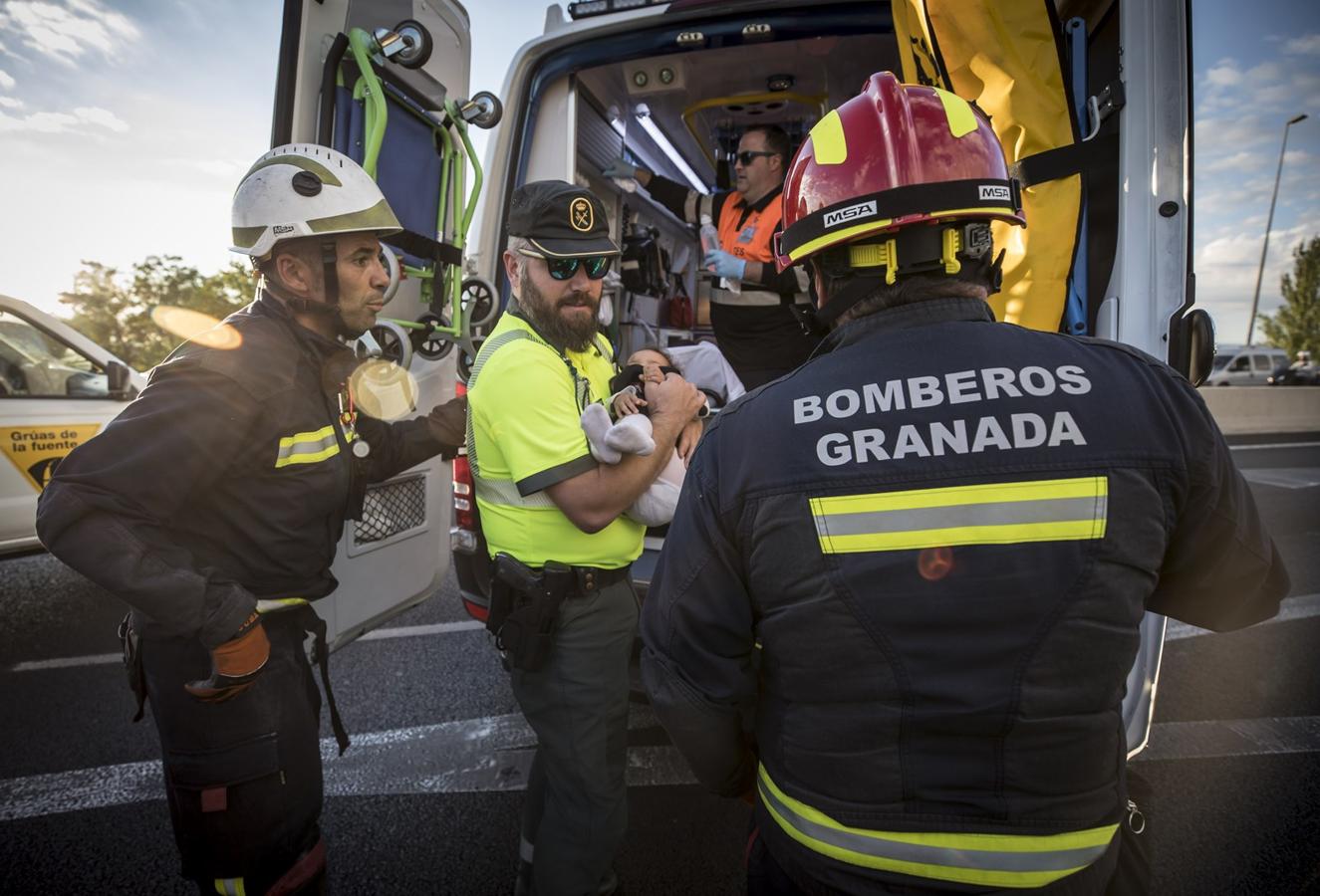 La colisión ha provocado que uno de los coches salte la mediana. Hasta el lugar de los hechos se han trasladado bomberos, servicios sanitarios y efectivos de la Guardia Civil.