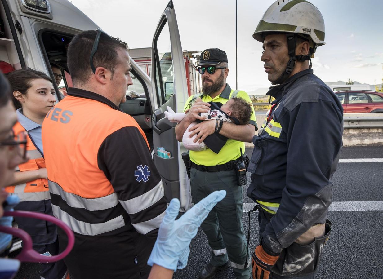 La colisión ha provocado que uno de los coches salte la mediana. Hasta el lugar de los hechos se han trasladado bomberos, servicios sanitarios y efectivos de la Guardia Civil.