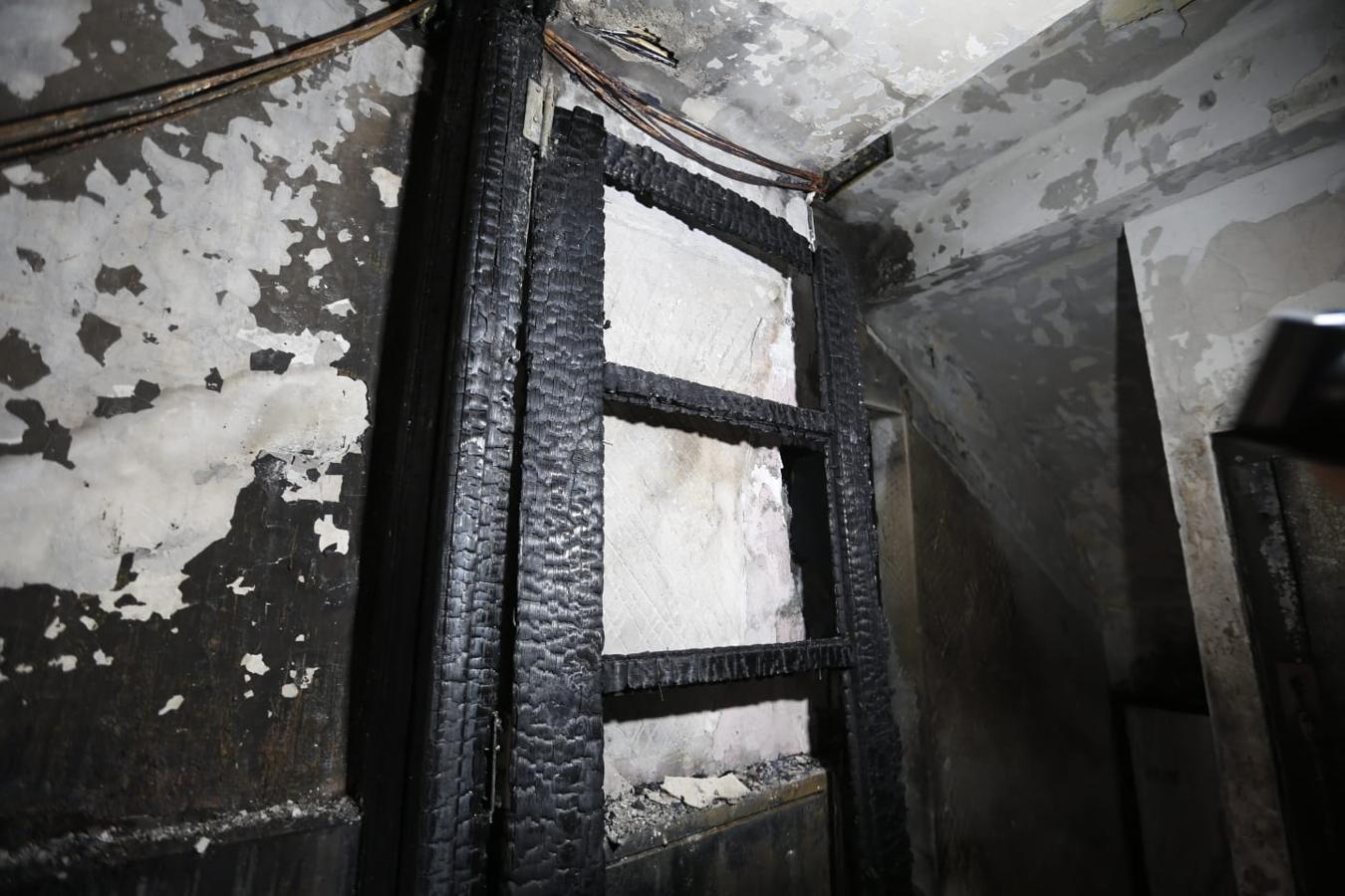 Fotos en el lugar donde se produjo el fuego que se generó en el número 2 de esta céntrica calle de la capital