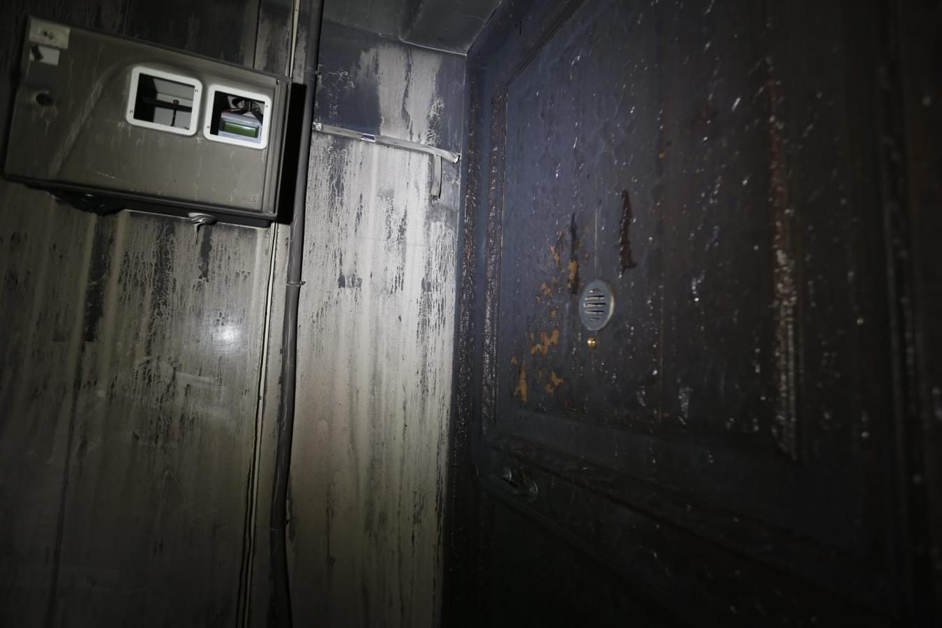 Fotos en el lugar donde se produjo el fuego que se generó en el número 2 de esta céntrica calle de la capital