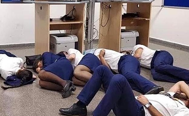 Tripulantes de Ryanair, obligados a dormir en el suelo en el aeropuerto de Málaga.