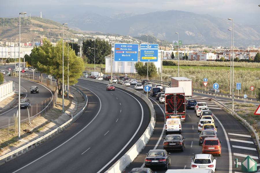 La colisión ha provocado que uno de los coches salte la mediana. Hasta el lugar de los hechos se han trasladado bomberos, servicios sanitarios y efectivos de la Guardia Civil.