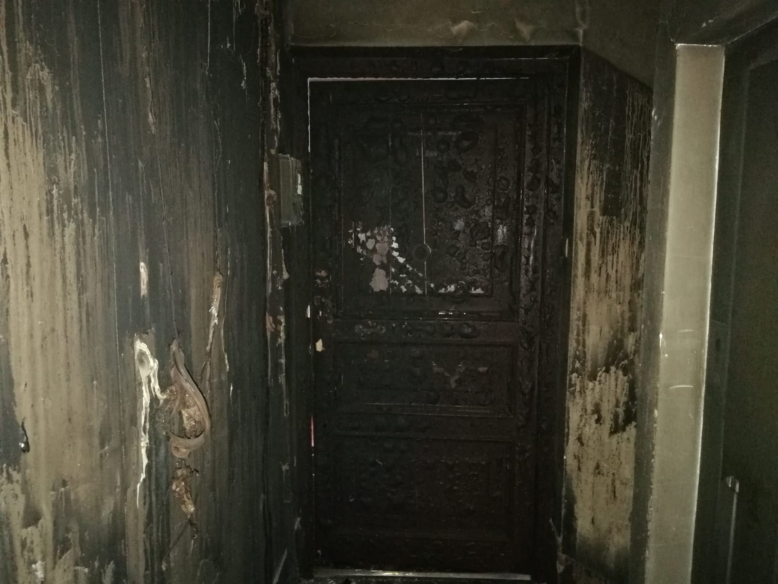 Fotos en el lugar donde se produjo el fuego que se generó en el número 2 de esta céntrica calle de la capital