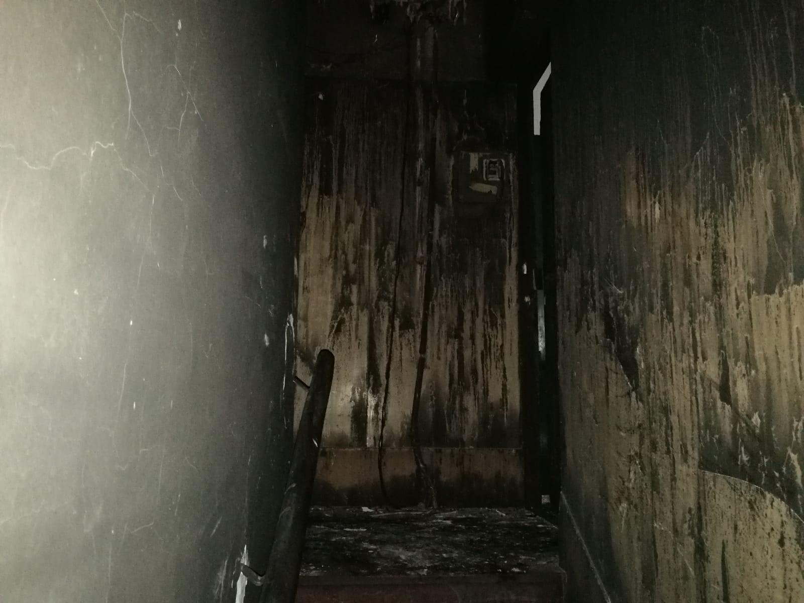 Fotos en el lugar donde se produjo el fuego que se generó en el número 2 de esta céntrica calle de la capital